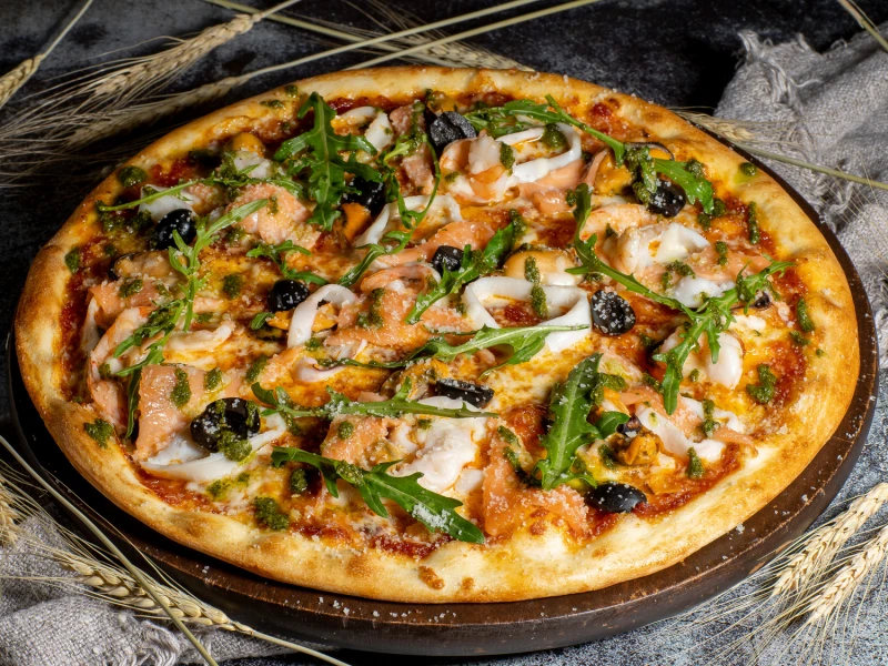 Пицца с лососем и морепродуктами,