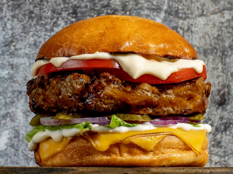 Бургер "Beef classic" с говядиной и перцем халапеньо,