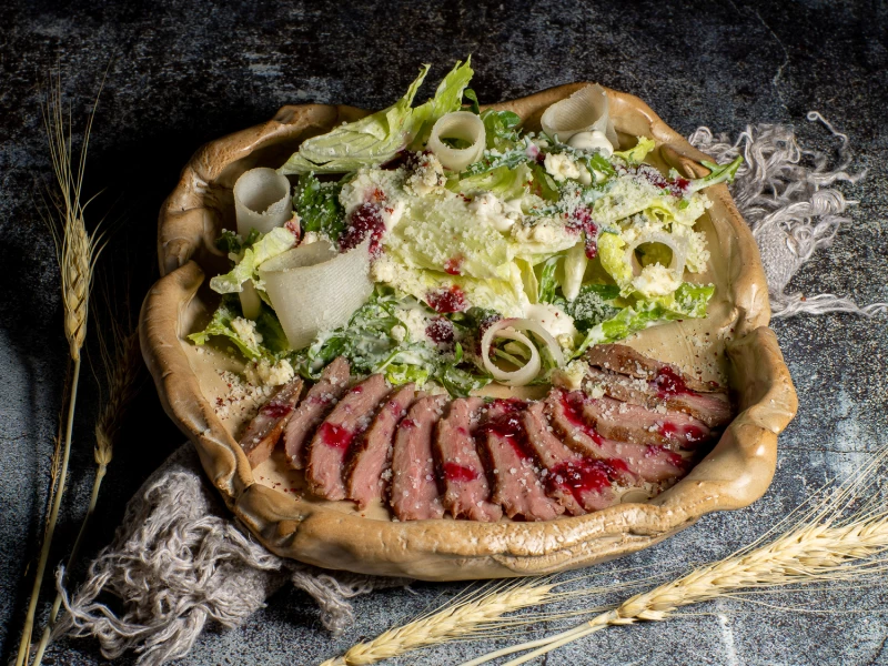 Тёплый салат с утиным филе и грушей