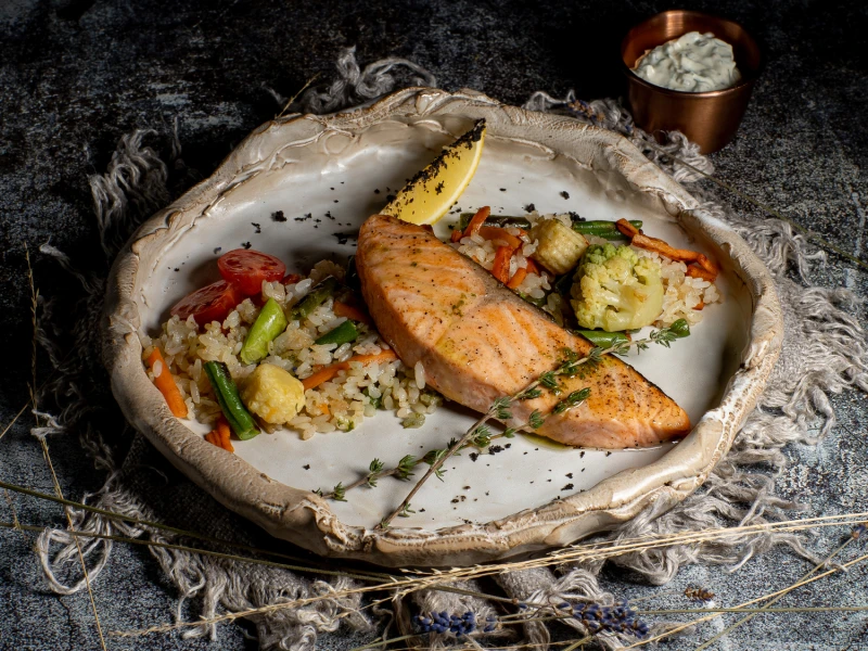 Лосось с рисом и овощами,