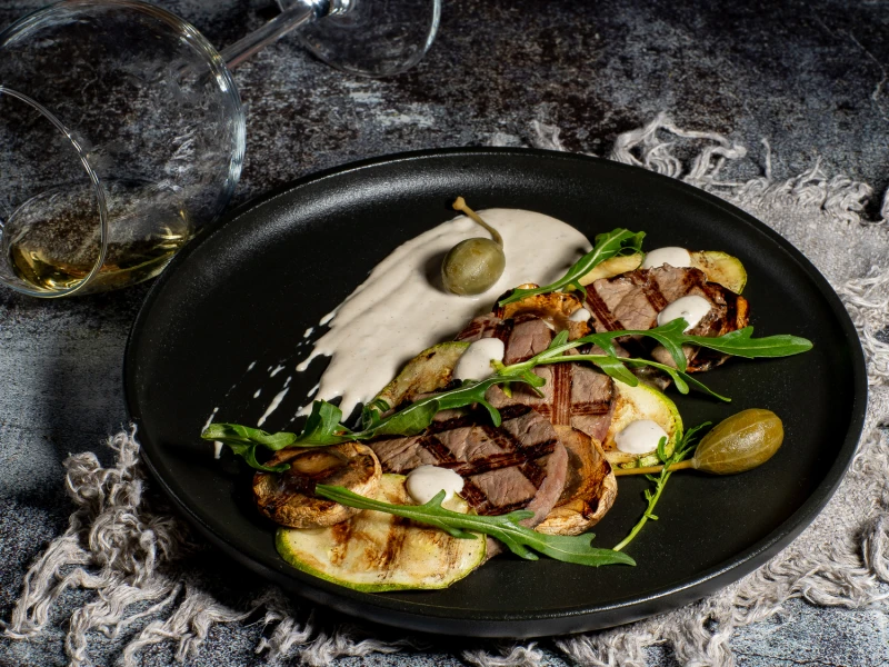 Говяжья вырезка на гриле с соусом "Вителло тоннато"