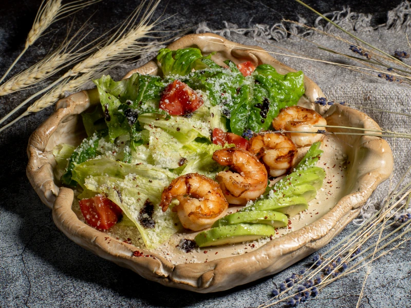 Микс-салат с креветками и авокадо