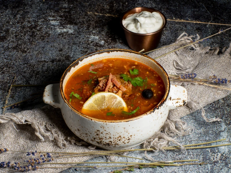 Солянка мясная со сметаной