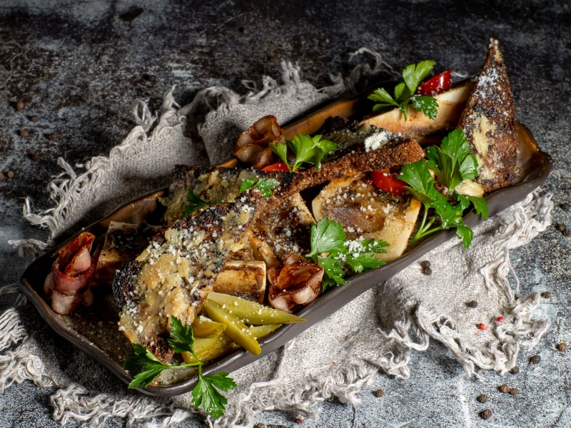 Запеченные мозговые косточки с чесночными гренками