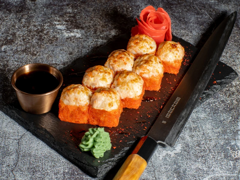 Ролл запеченный с лососем