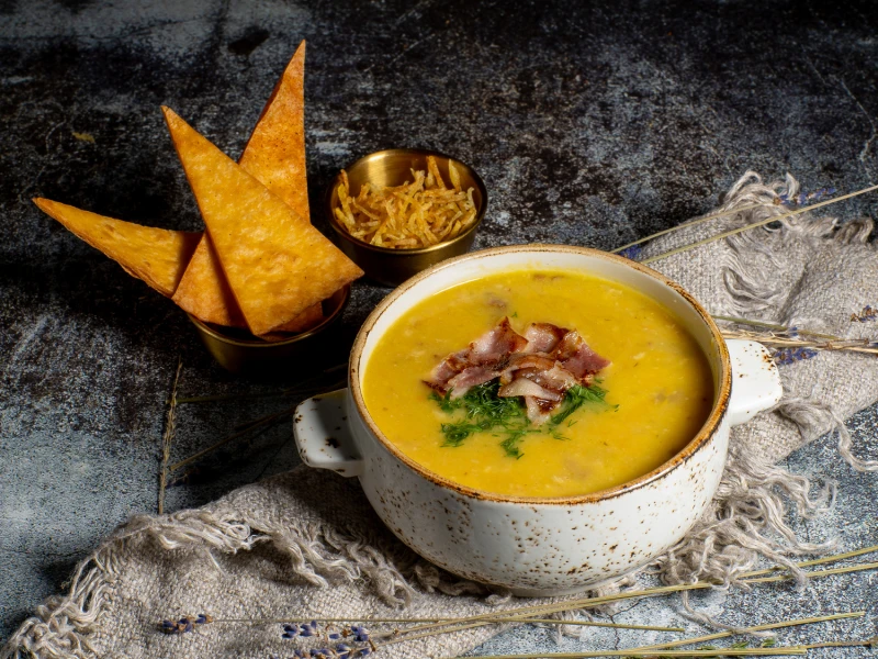 Суп гороховый с сырными чипсами