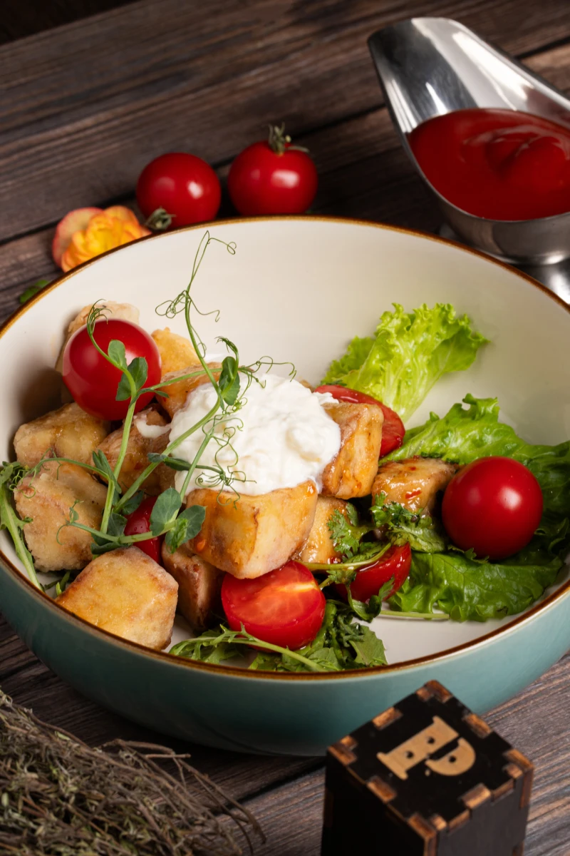 Салат с хрустящими баклажанами и страчателлой