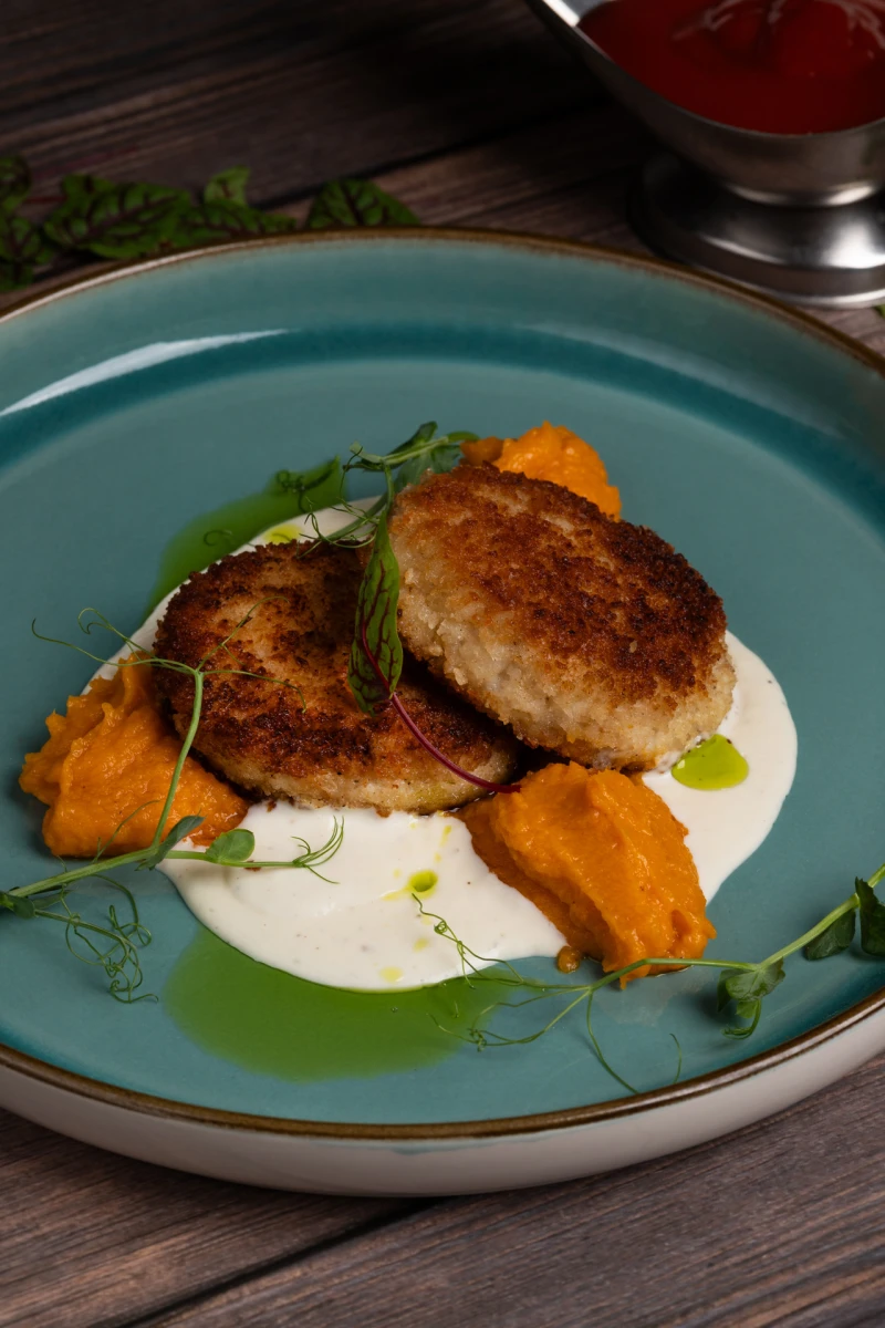 Котлеты из щуки с морковным хумусом и копченым соусом