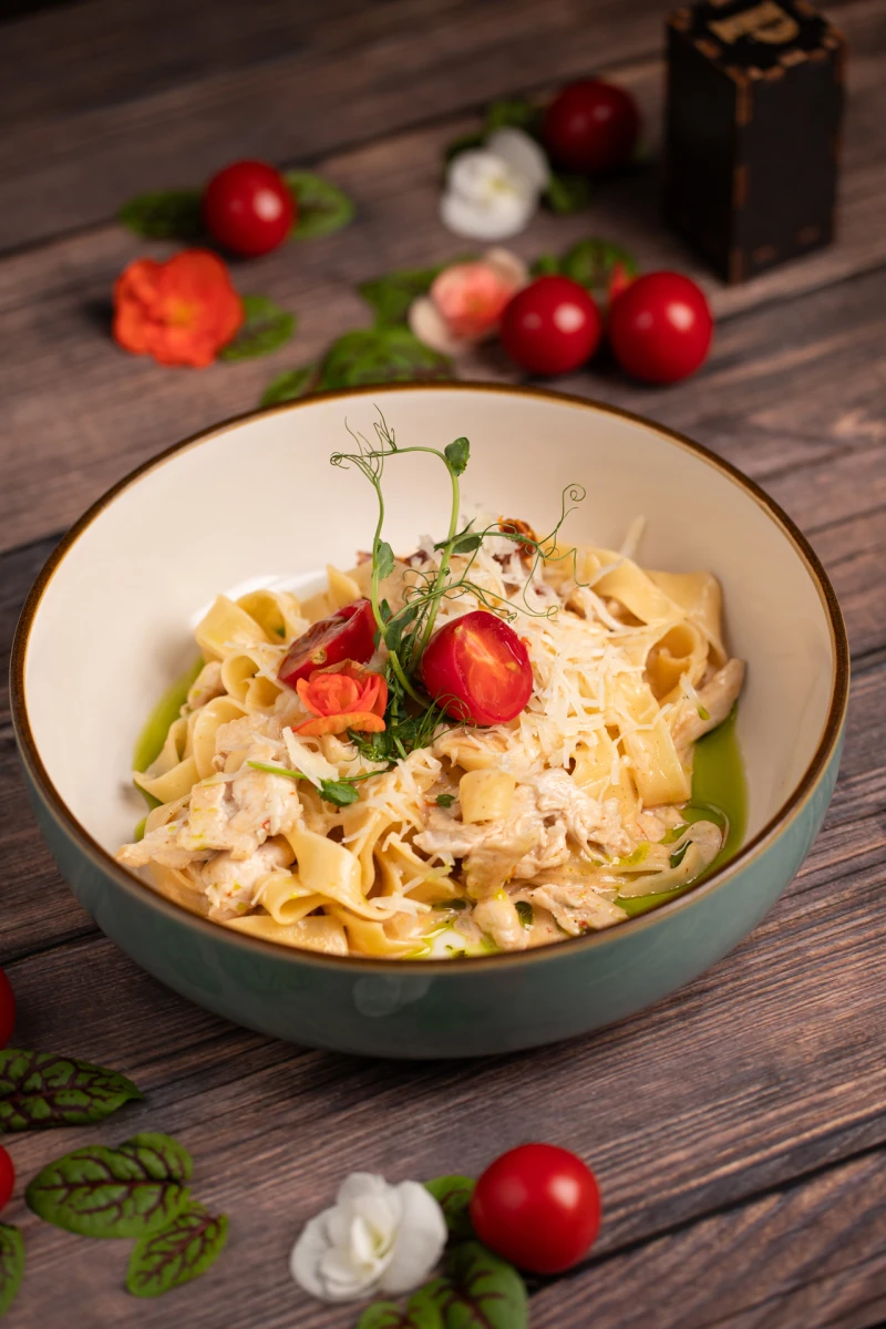Паста с вялеными томатами и цыпленком 
