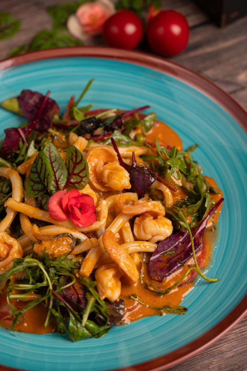 Салат с морепродуктами в соусе Том-ям