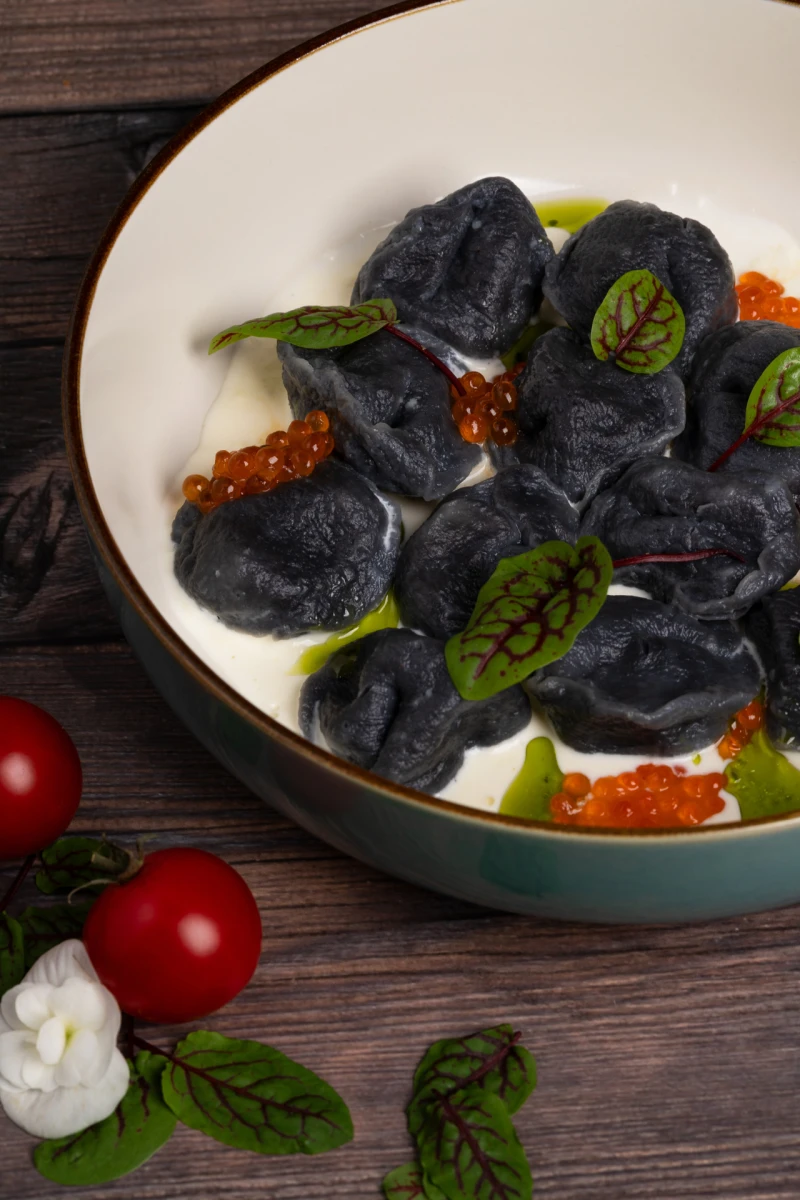 Черные пельмени с судаком в сливочном соусе 