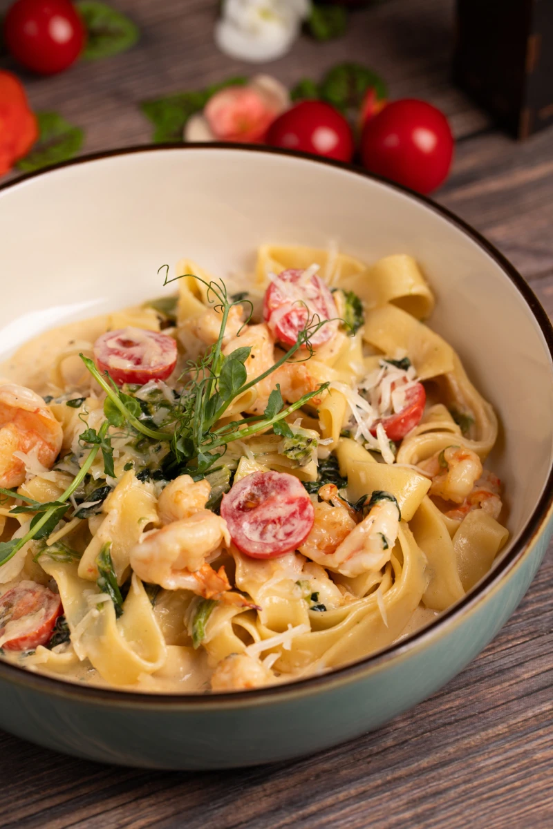 Паста с тигровыми креветками и шпинатом в сливочно устричном соусом