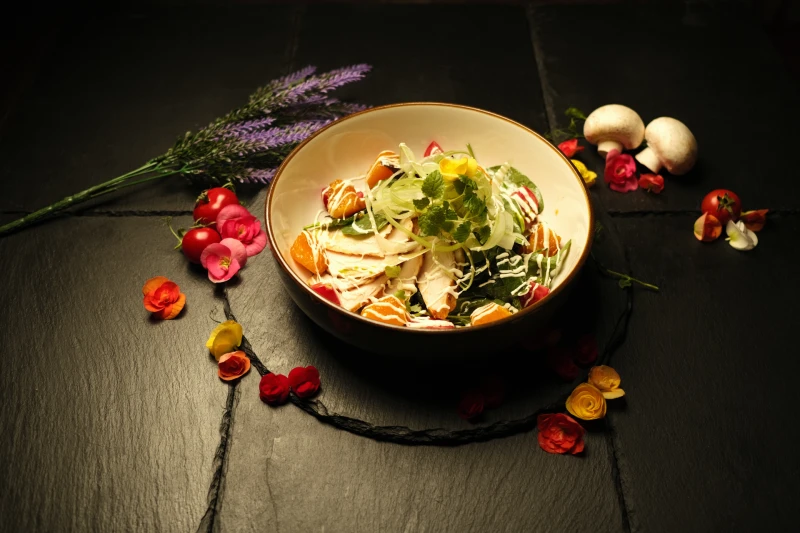 Салат с курицей и карамелизированной тыквой в имбирном соусе