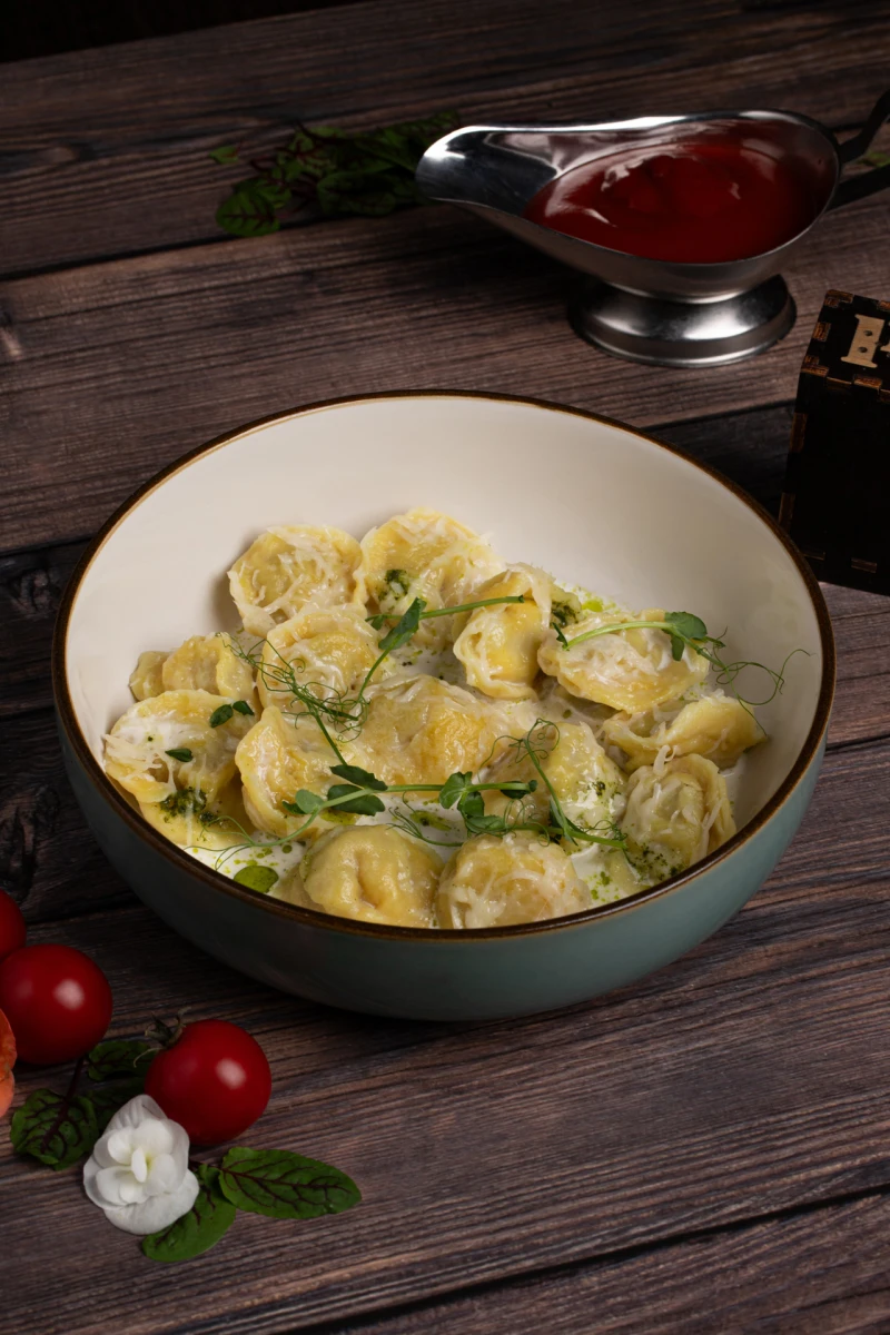 Пельмени в сливочном соусе с сыром пармезан 