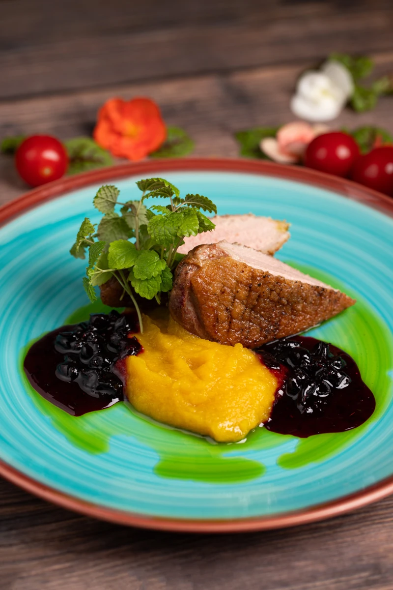 Утиная грудка с яблочным с яблочным риетом и соусом из черной смородины