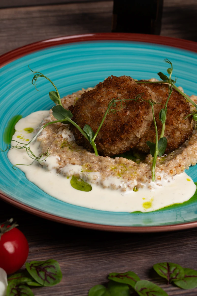 Котлеты из утки с томленой полбой и трюфельным соусом