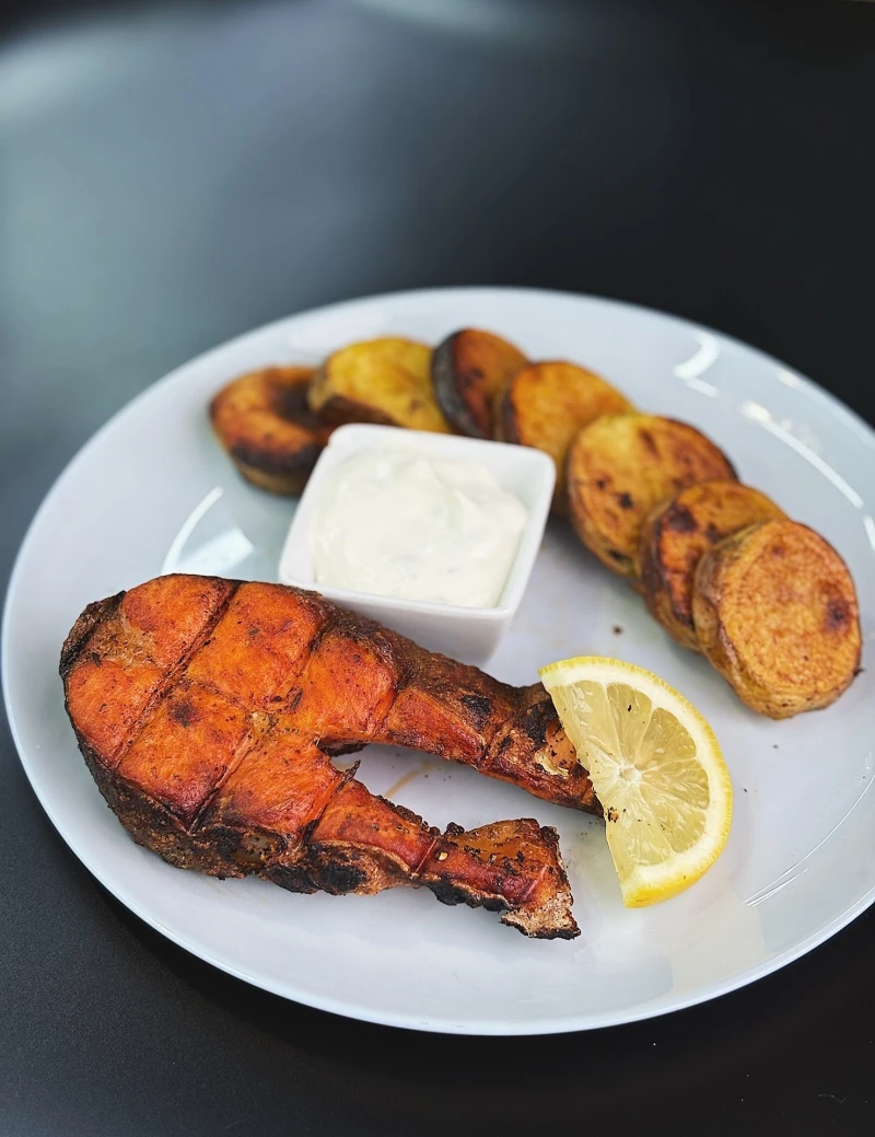 СТЕЙК ИЗ ФОРЕЛИ С КАРТОФЕЛЕМ