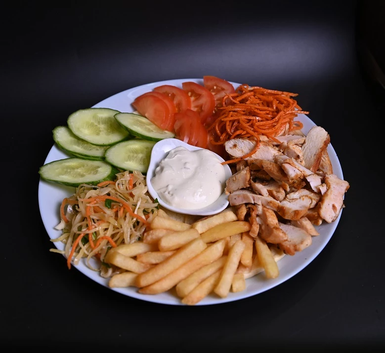 ШАУРМА НА ТАРЕЛКЕ КУРИЦА