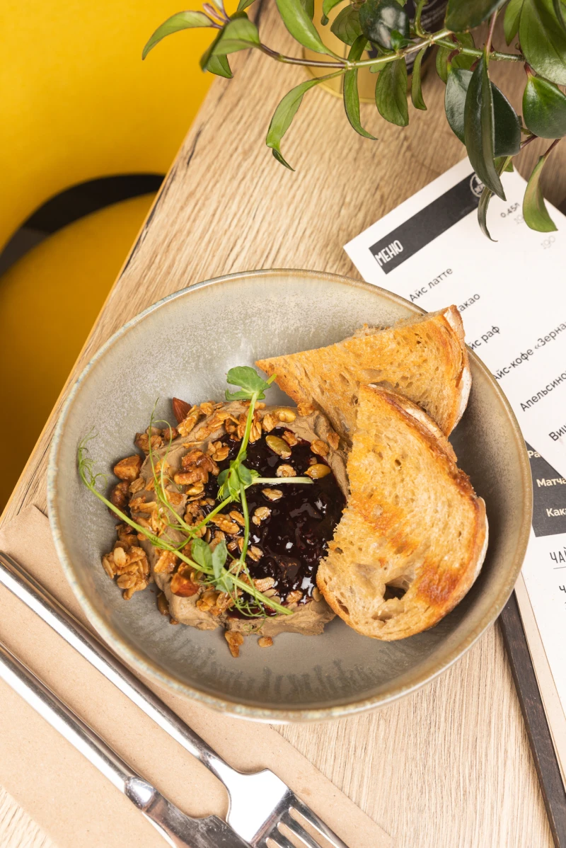 Паштет из куриной печени с кули из чёрной смородины и булочками Бриошь