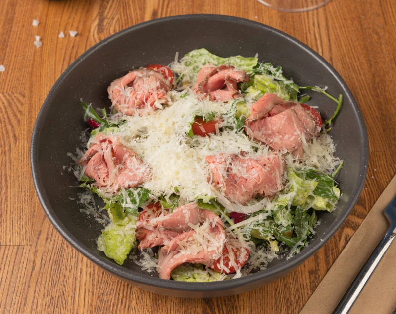 Салат с ростбифом и соусом тонато