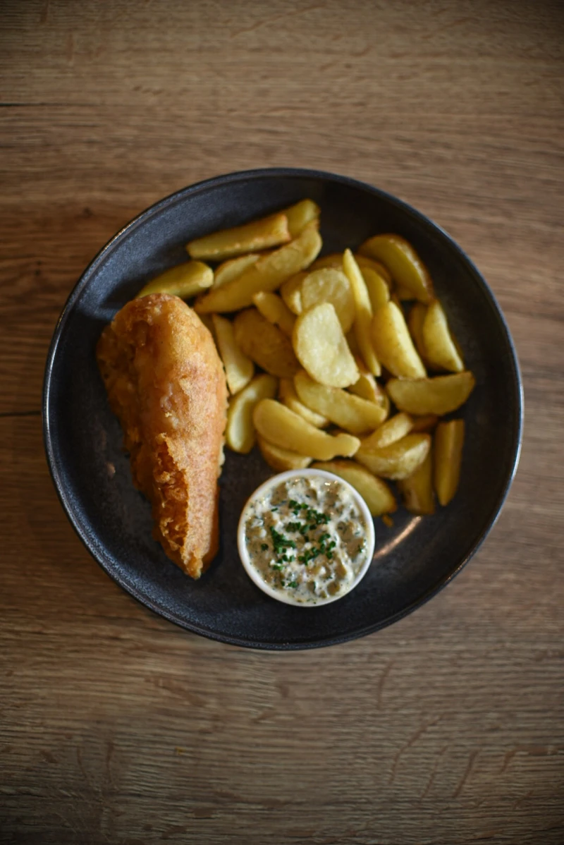 Фиш энд чипс с соусом тартар и картофельными дольками