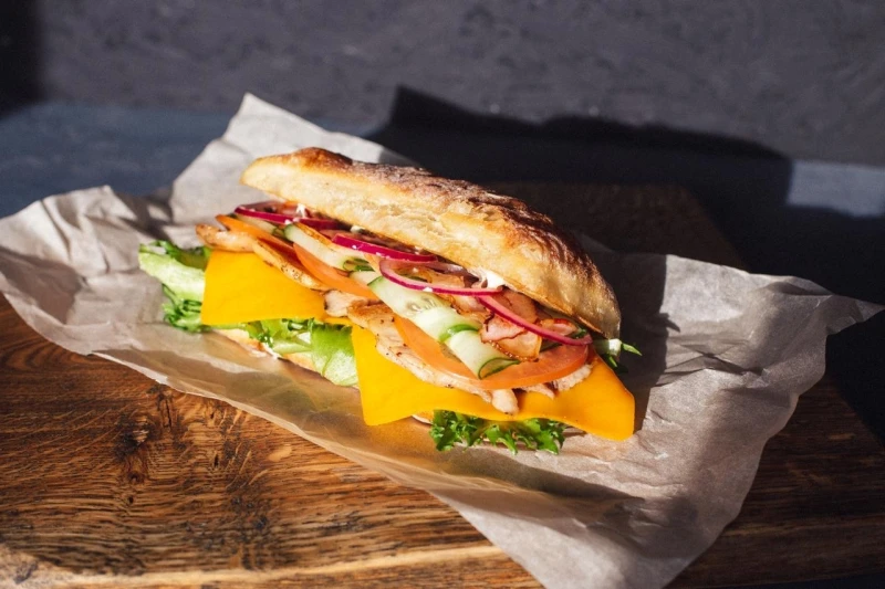 Сэндвич с курицей и беконом