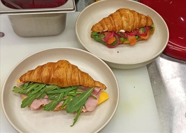 Круассан с лососем