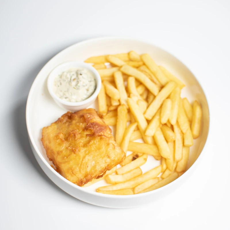 Фиш энд чипс с соусом тартар и картофельными дольками