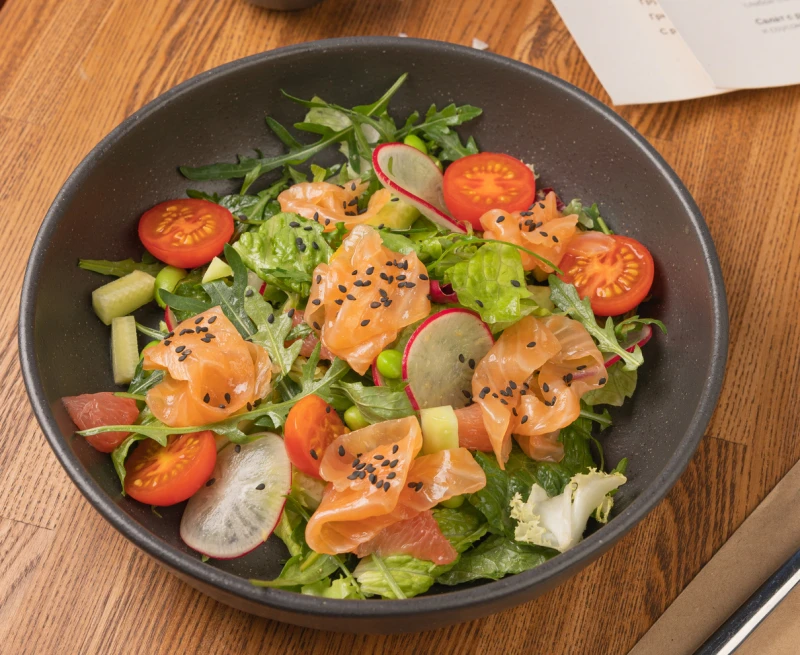 Салат со слабосоленым лососем