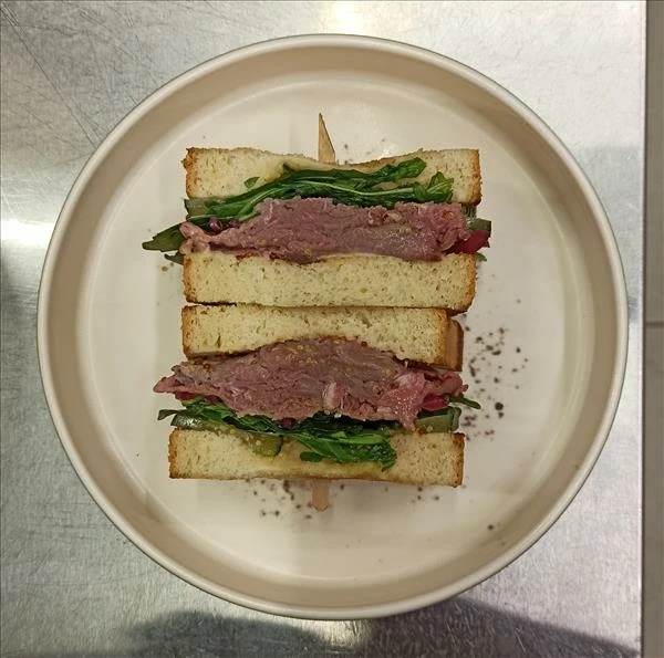 Клаб-сэндвич с ростбифом