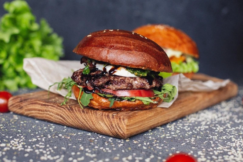 Бургер с песто и моцареллой