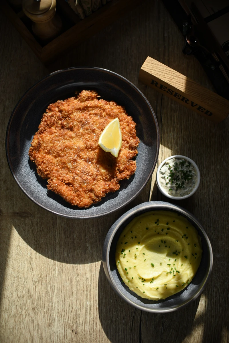 Шницель из куриного филе с гарниром на выбор