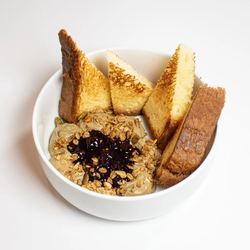 Паштет из куриной печени с кули из чёрной смородины и булочками Бриошь