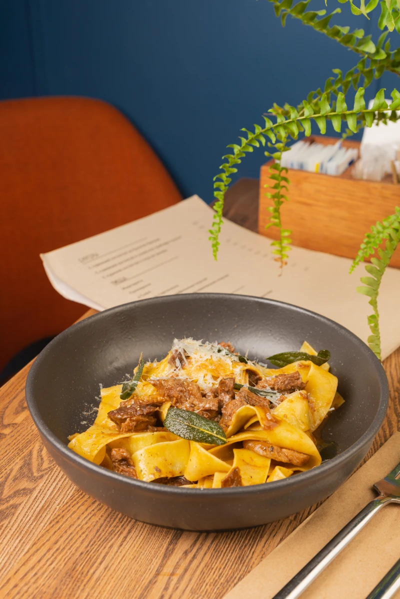 Паста с мясным рагу и грибами