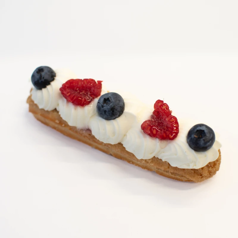 Эклер ягодный