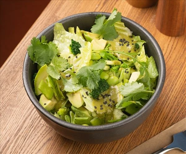 Хрустящий зелёный салат с бобами эдамаме и авокадо