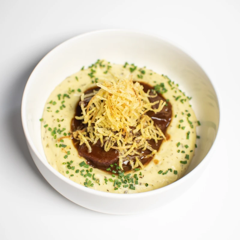 Томленые говяжьи щеки с трюфельным картофельным пюре