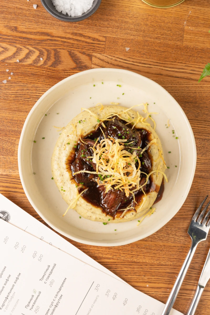 Томленые говяжьи щеки с трюфельным картофельным пюре