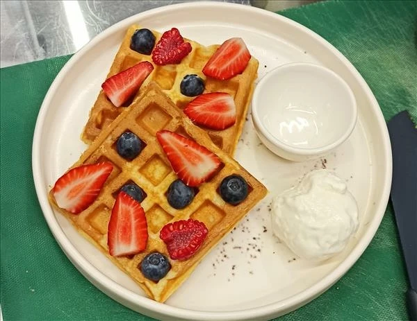 Вафли со сливочным пломбиром и ягодами