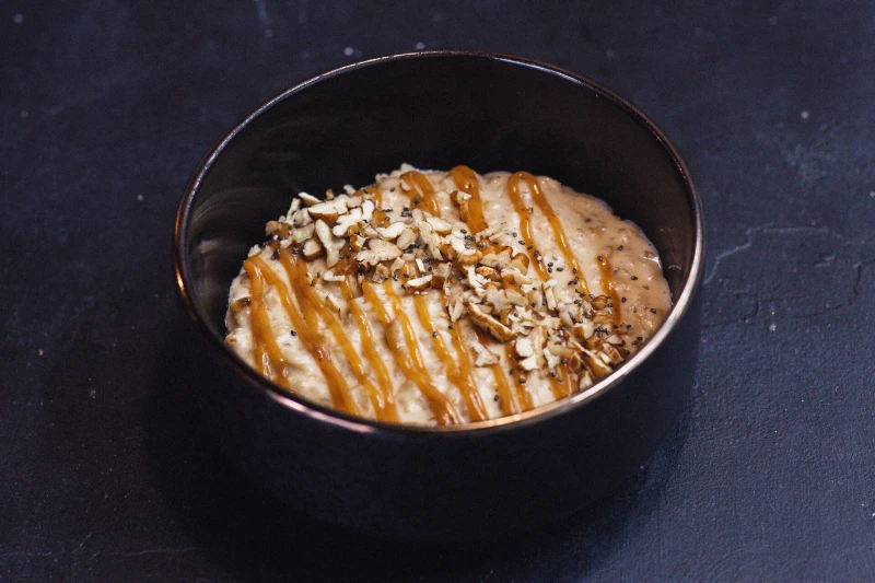 Каша овсяная с арахисовой пастой, пеканом и семенами чиа