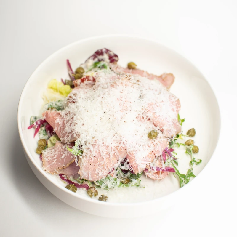 Салат с ростбифом и соусом тонато