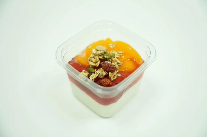 Йогурт с клубничным джемом и персиком