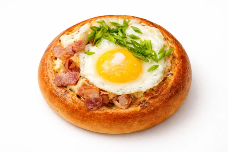 Шаньга с жаренным яйцом, шкварками и чесночным соусом