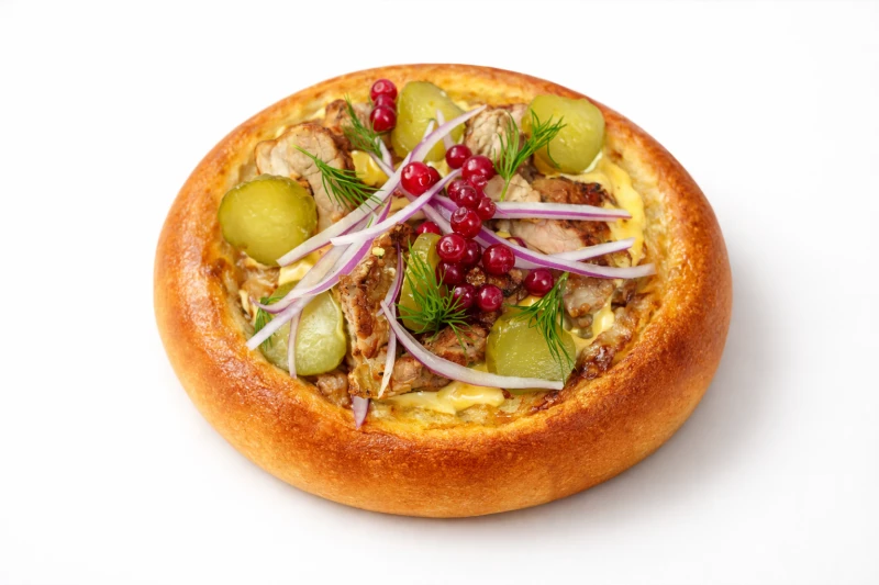 Шаньга с копченой свининой и брусникой