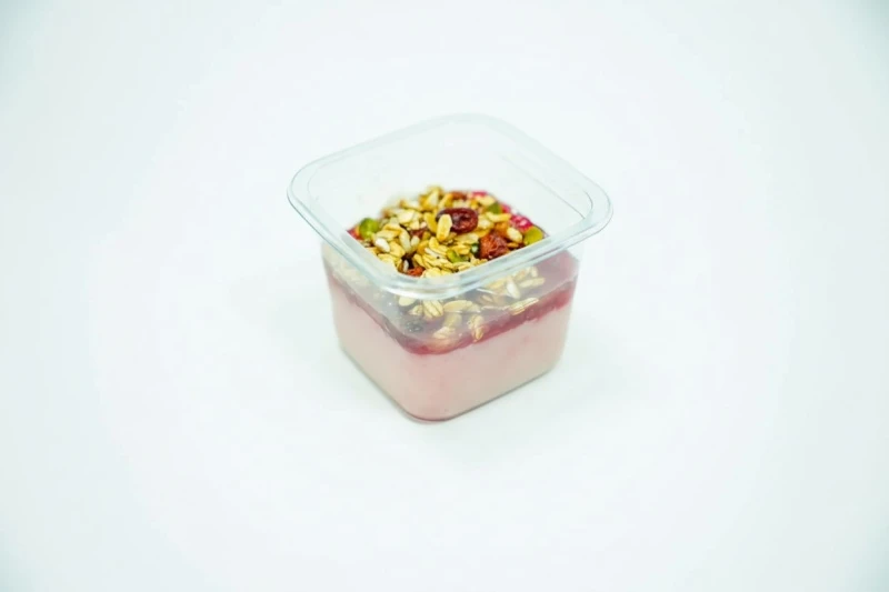 Манный пудинг с малиной и геркулесовым хрустом