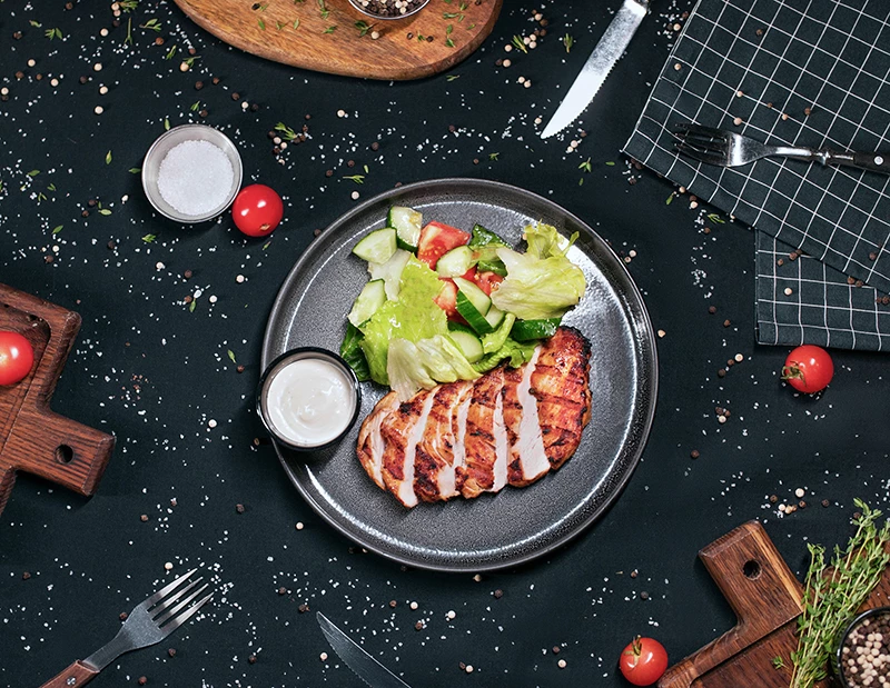 Стейк из куриной грудки с овощным салатом 