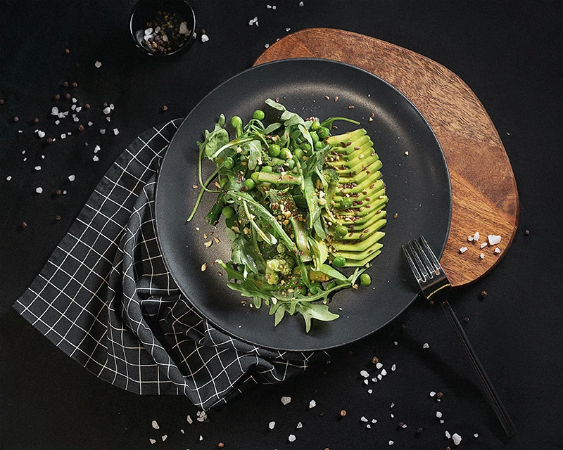 Зеленый салат с авокадо, спаржей и брокколи