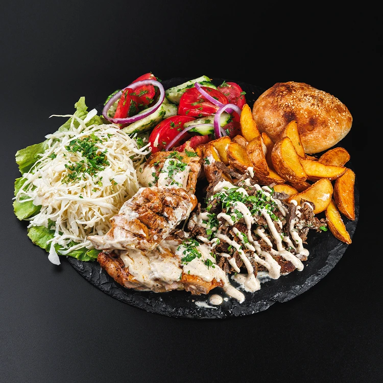 Шаурма смешанная на тарелке